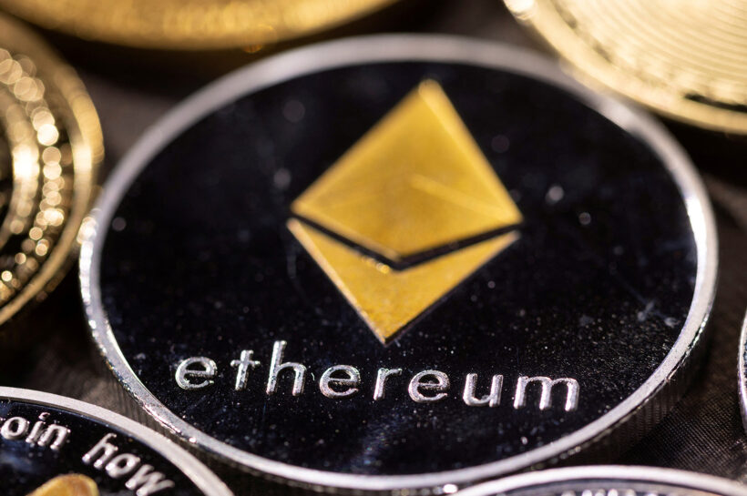 Цена Ethereum снижается, несмотря на рекордные ставки и активность ETF