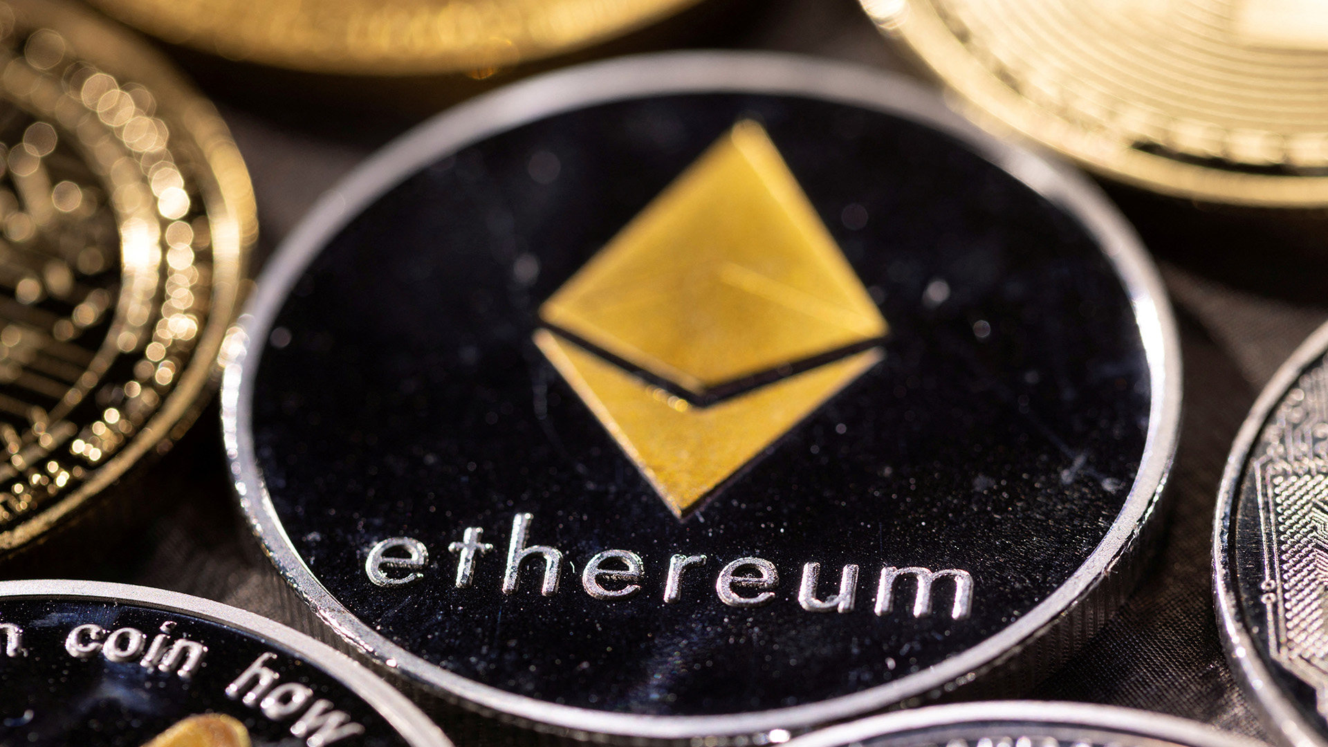 Цена Ethereum снижается, несмотря на рекордные ставки и активность ETF