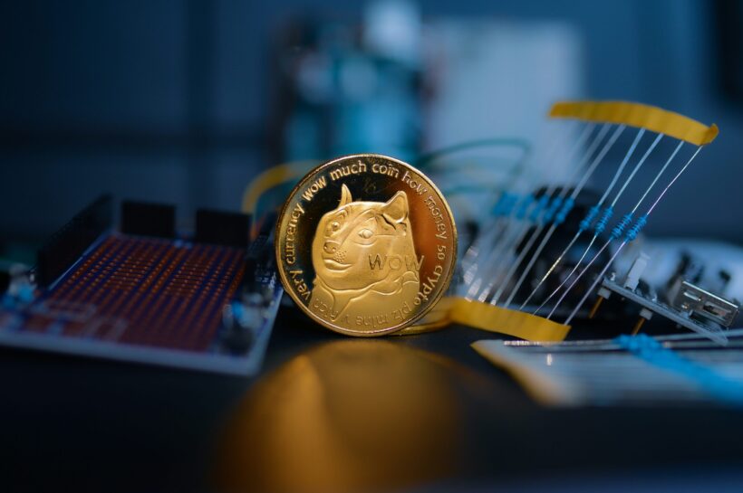 Трейдеры Dogecoin потеряли более 60 миллионов долларов за 24 часа на фоне крупнейшей на данный момент ликвидации в 2025 году