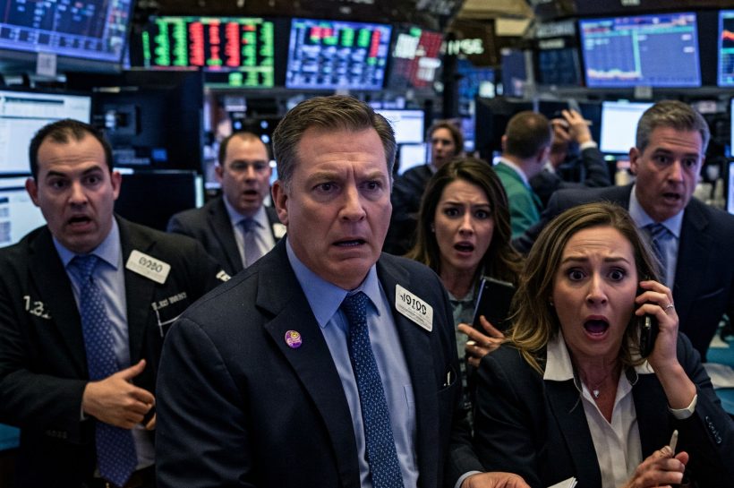 Биткойн падает ниже 75 тысяч долларов, когда рынки дрожат: что происходит?