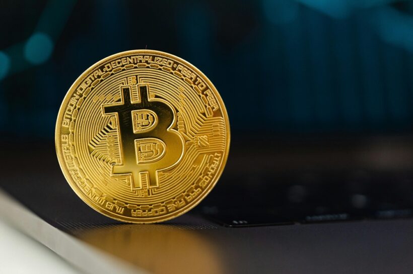 Биткойн в паттере с ликвидационными ловушками по обе стороны рынка