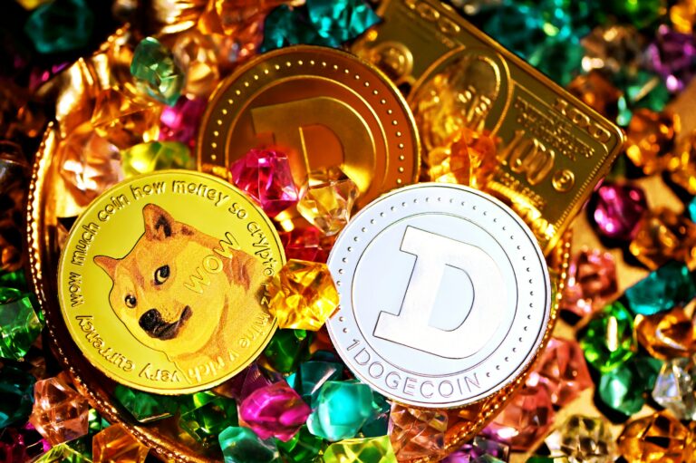 Dogecoin whale делает ставку на 21 миллион долларов после прибыли в 2,14 млн долларов — что происходит?