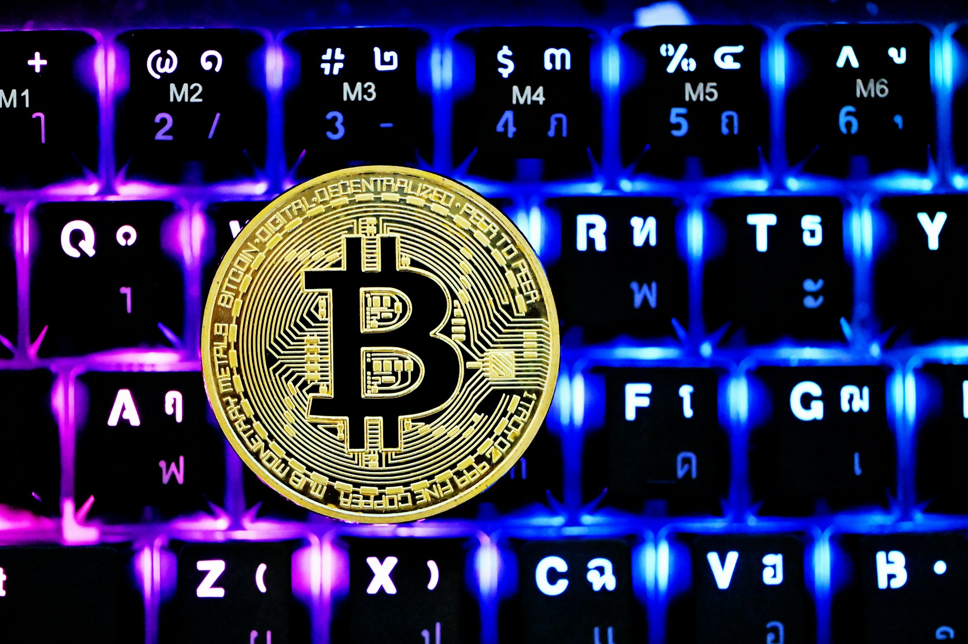 Биткойн падает ниже 115 000 долл.