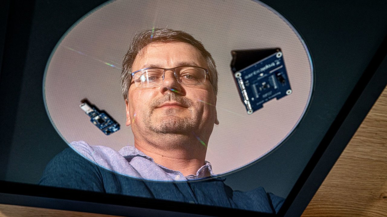 Сбор в чипе национальной безопасности. Ему нужны полмиллиардные короны, деньги ищут домашний бизнес