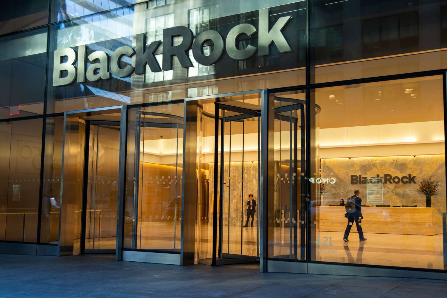 Ставка BlackRock на биткойн окупается: IBIT ETF преодолевает барьер в 100 миллиардов долларов