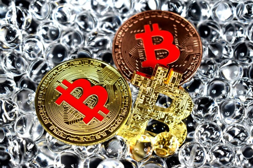 Крупные держатели биткойнов продают, но мало покупателей вмешиваются, поскольку спрос ослабевает