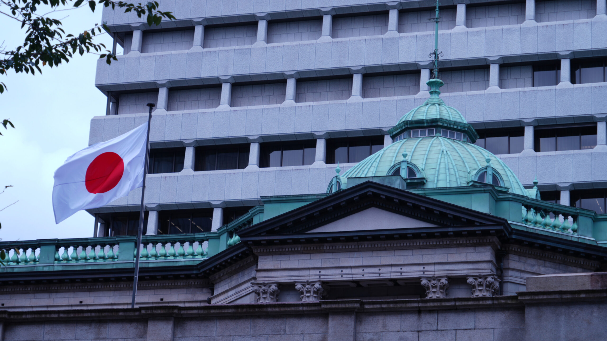 Биткойн может упасть до 70 тысяч долларов по мере приближения изменения ставки Банка Японии — аналитики