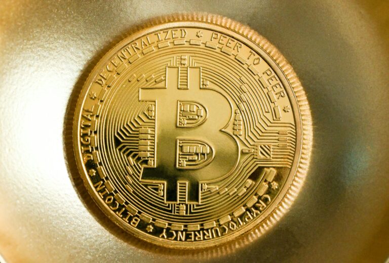 Новые покупатели энергии Биткойна: компании купили в 3 раза больше, чем произвели майнеры