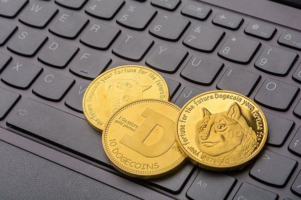 Dogecoin остается внутри нисходящего канала, цель быков - выше 0,1 доллара